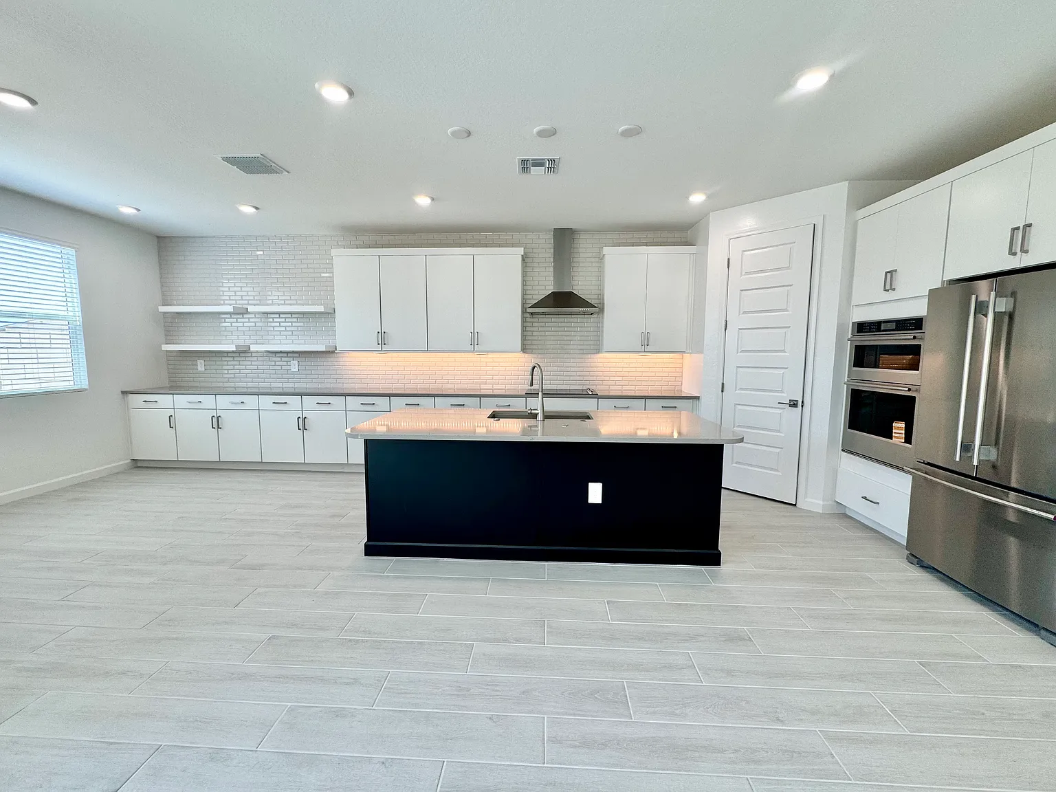 4 bed, 2.5 bath, 1966 sqft, $3,195 — Photo 4