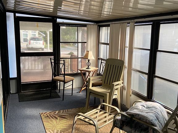 5th image of 9014 Bolton Ave #98