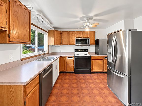 5th image of 751 E Hazelhurst St