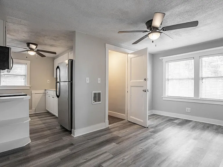 2401 Dartmouth Ave N #B — Photo 15