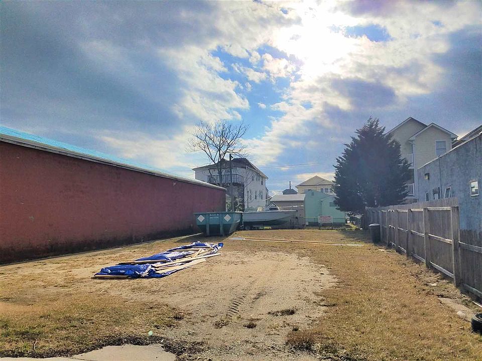 2nd image of 140 E Spicer Ave
