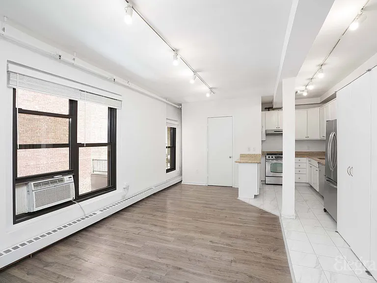 120 E 13th St #3R — Photo 8