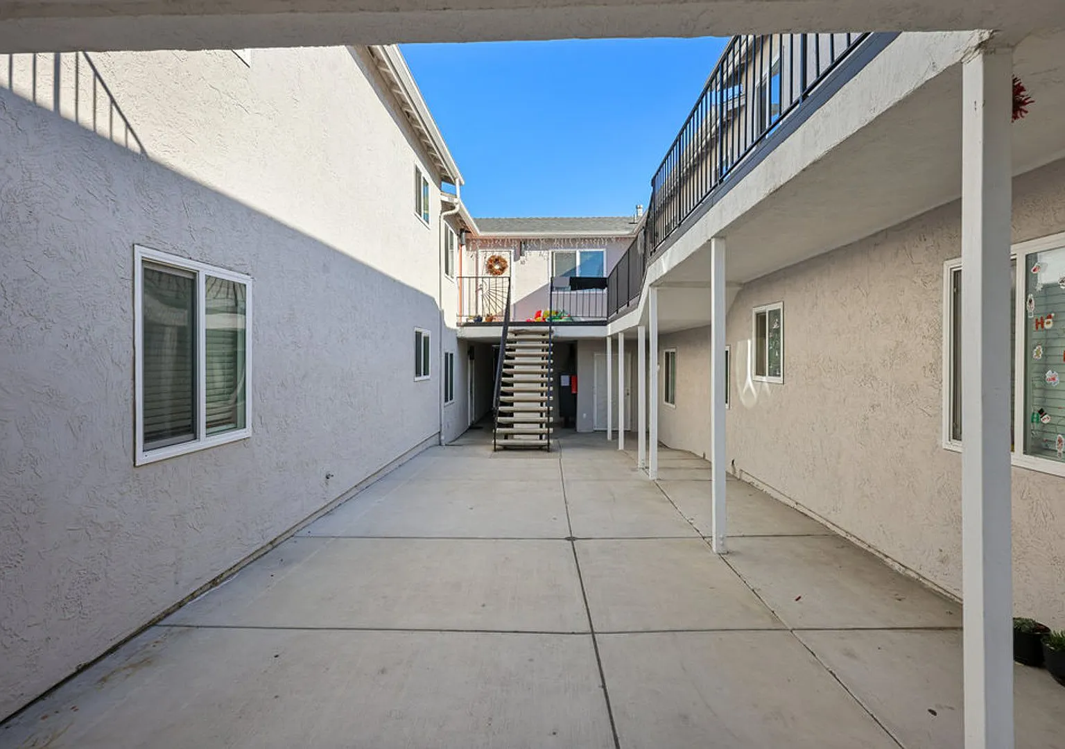 2231 Burroughs St — Photo 2