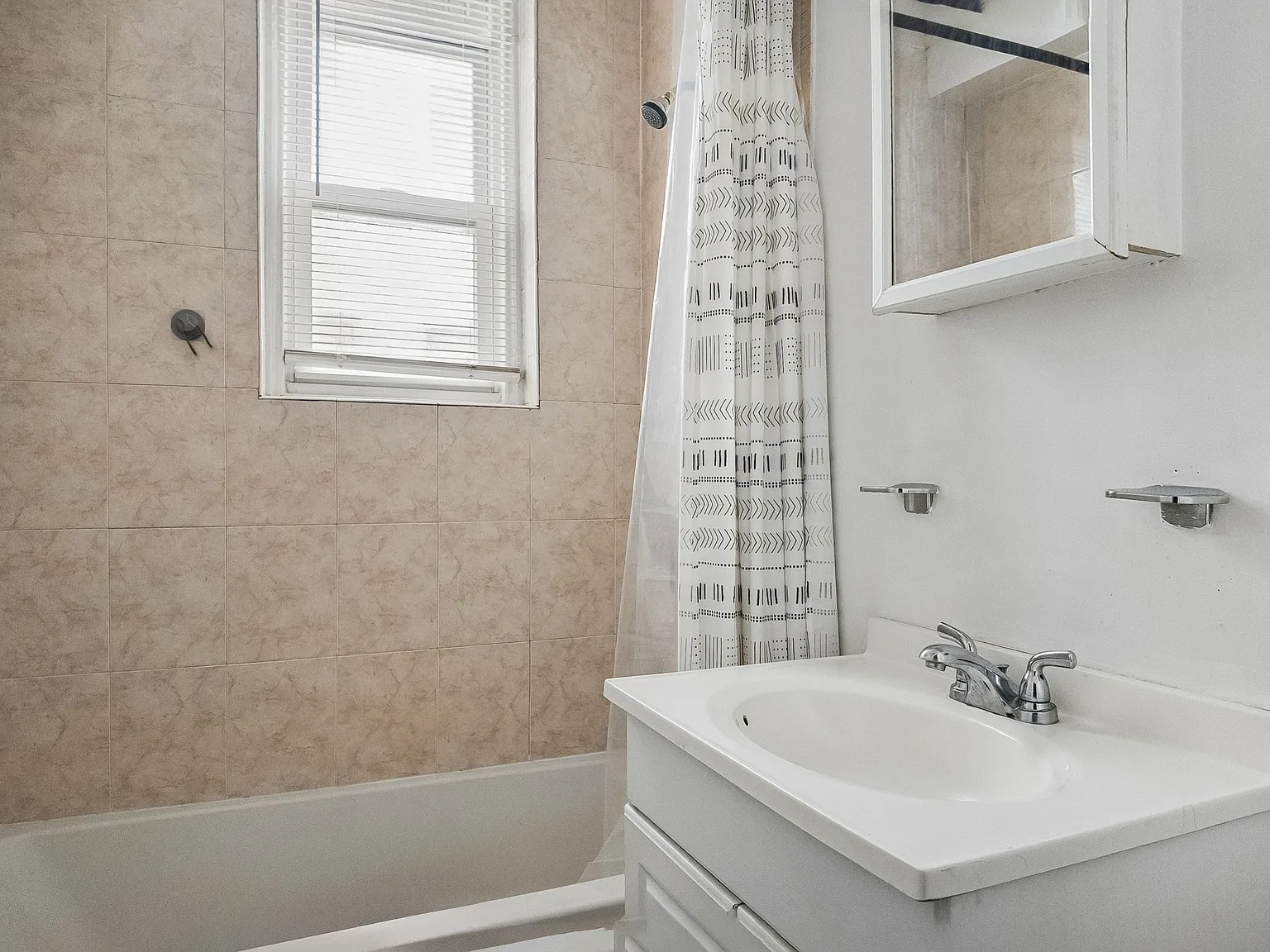 Studio, $890 — Photo 2