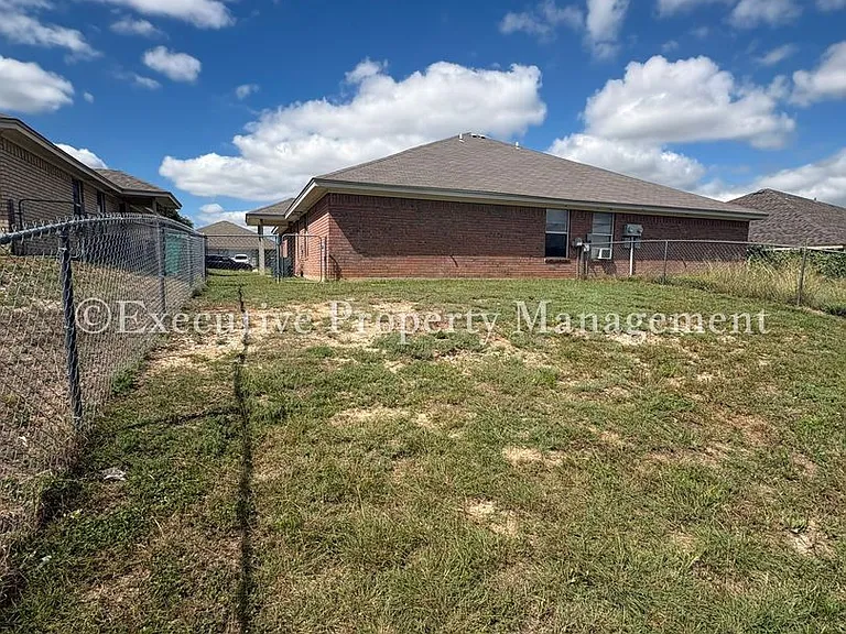 208 Janelle Dr — Photo 6