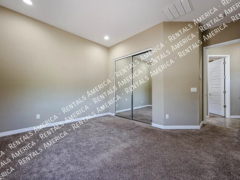 3325 E Coconino Dr — Photo 9