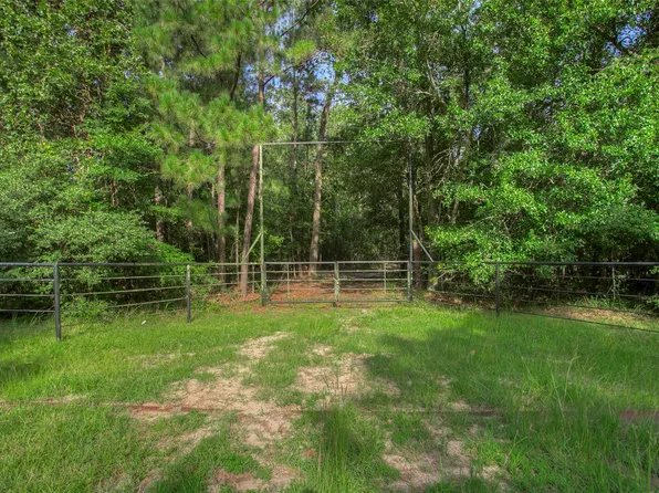 Dahlia Rd, Huntsville, TX 77320