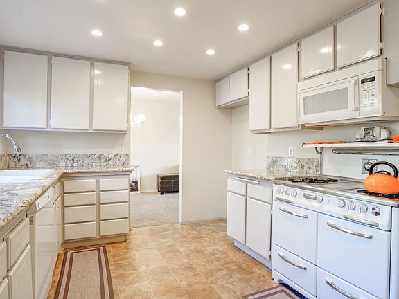 4th image of 470 Blakemore Court
