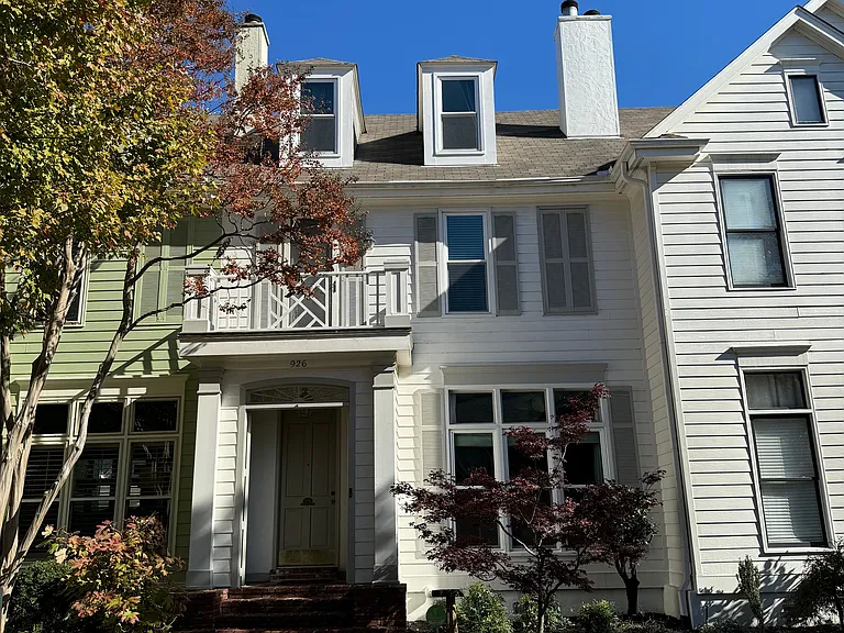 926 Harbor View Dr — Photo 1