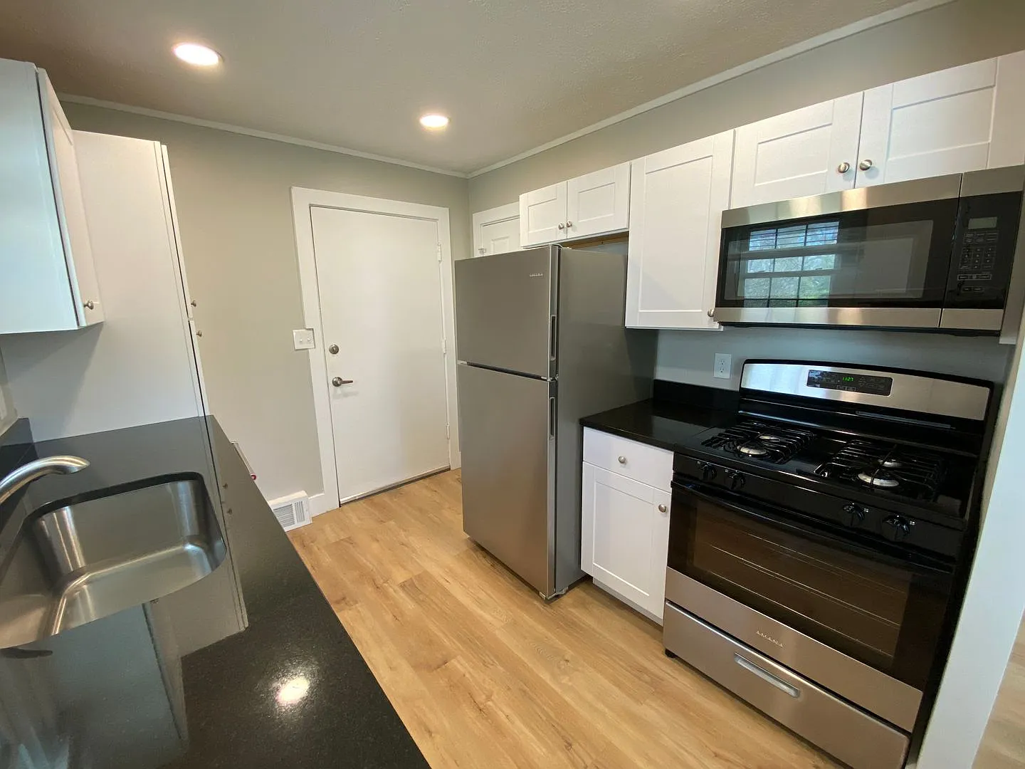 Fully Remodeled House! — Photo 4