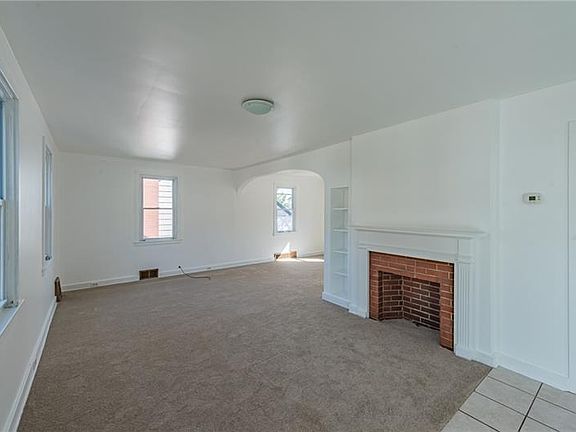 2nd image of 402 Hawthorne St