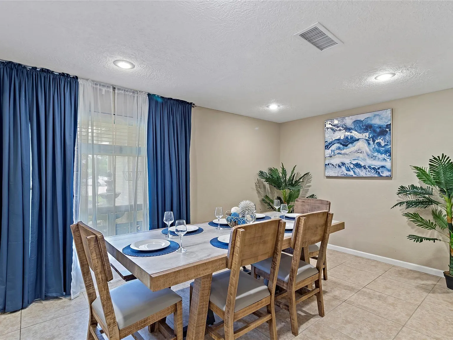 4 bed, 2.0 bath, 1930 sqft, $3,000 — Photo 4