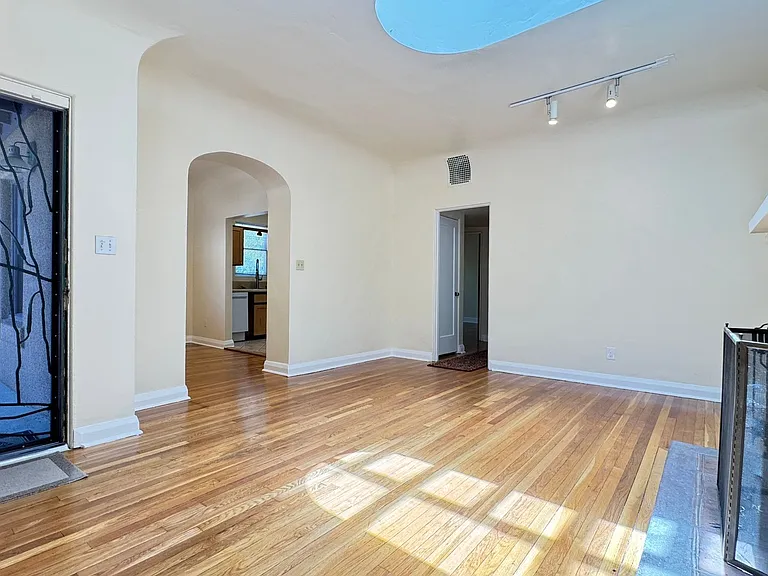 2816 E Hawthorne St — Photo 4
