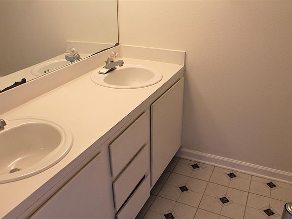 4th image of 4827 W McElroy Ave