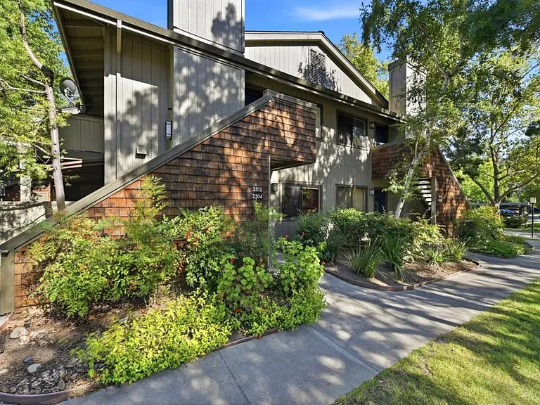 2504 La Terrace Cir — Photo 3