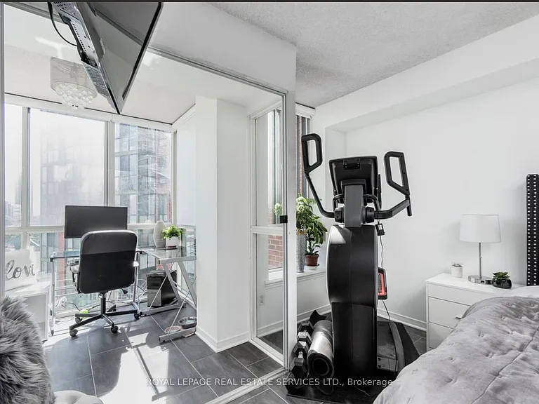 801 King St W #826 — Photo 14