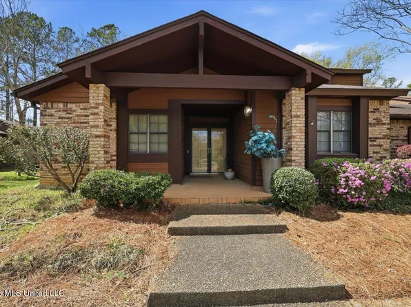 5 Shore Dr, Clinton, MS 39056