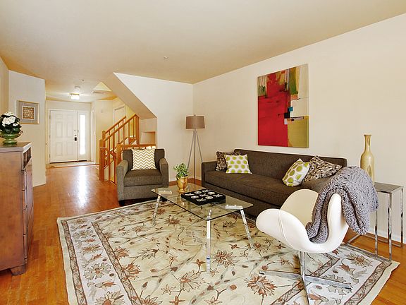 4th image of 702 Pondside Dr #702