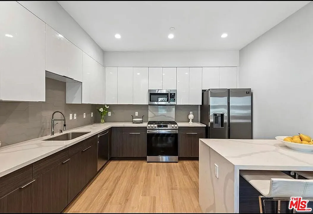 3 bed, 3.5 bath, 1936 sqft, $6,795 — Photo 2