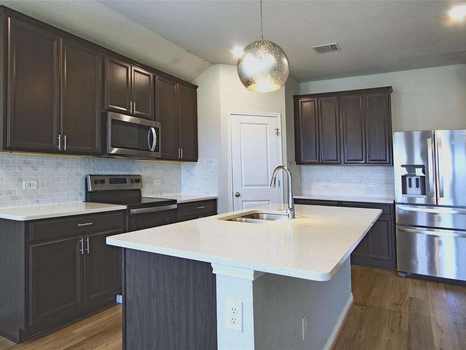 4 bed, 2.0 bath, 1907 sqft, $2,150 — Photo 3