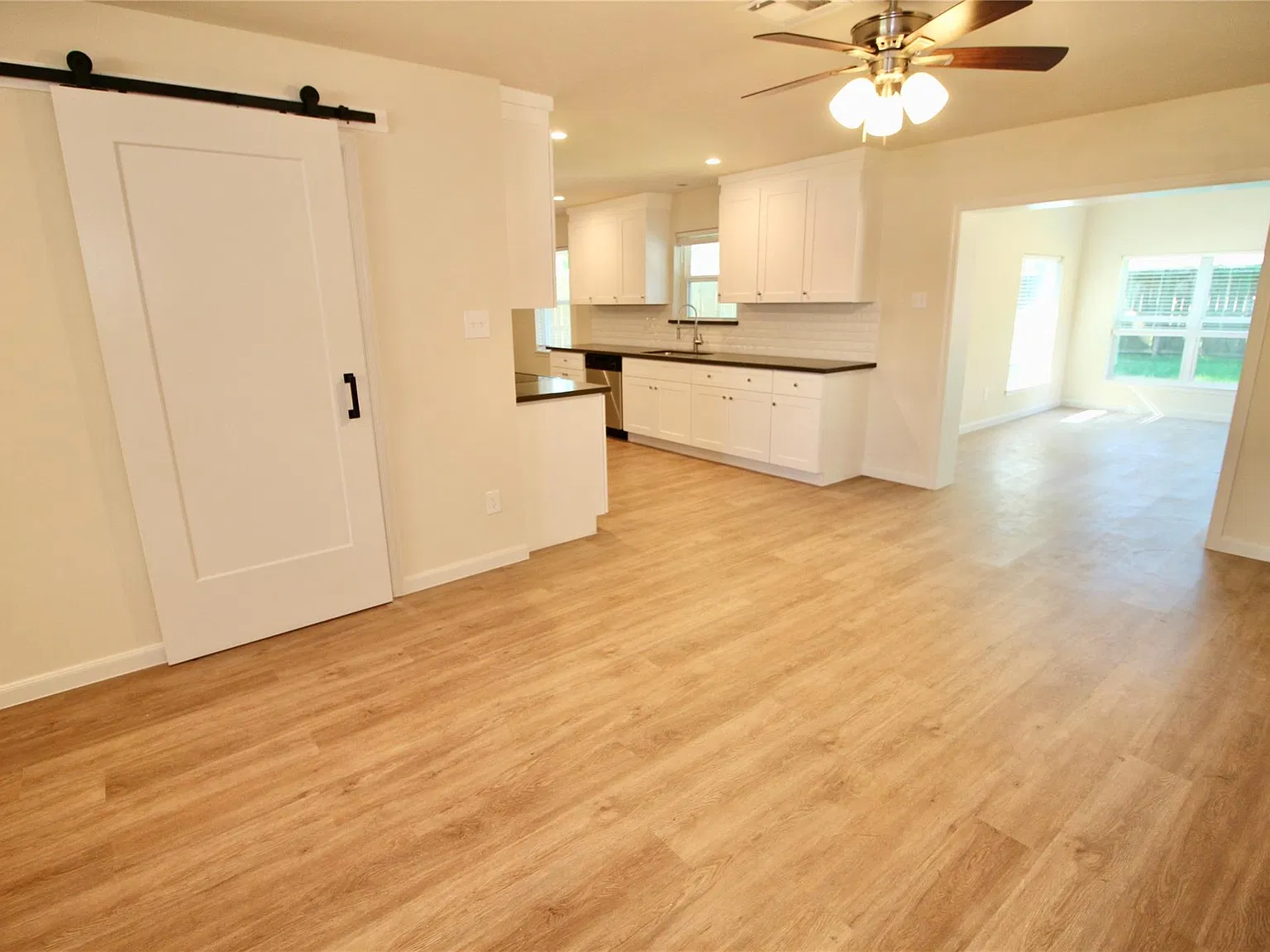 3 bed, 2.0 bath, 1625 sqft, $2,400 — Photo 4