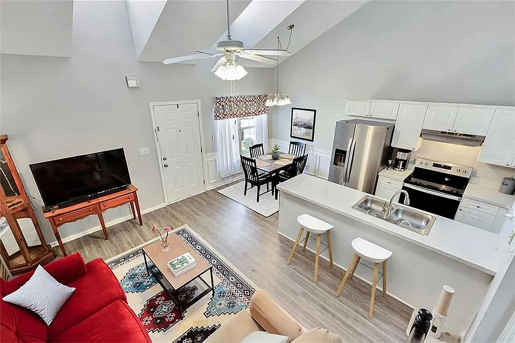 2 bed, 1160 sqft, $2,200 — Photo 1