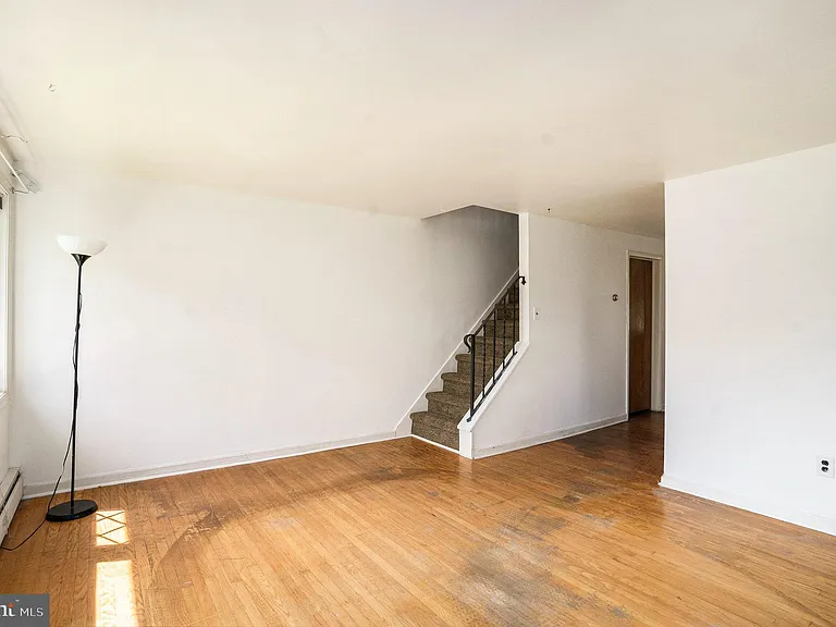 819 W 4th St — Photo 6