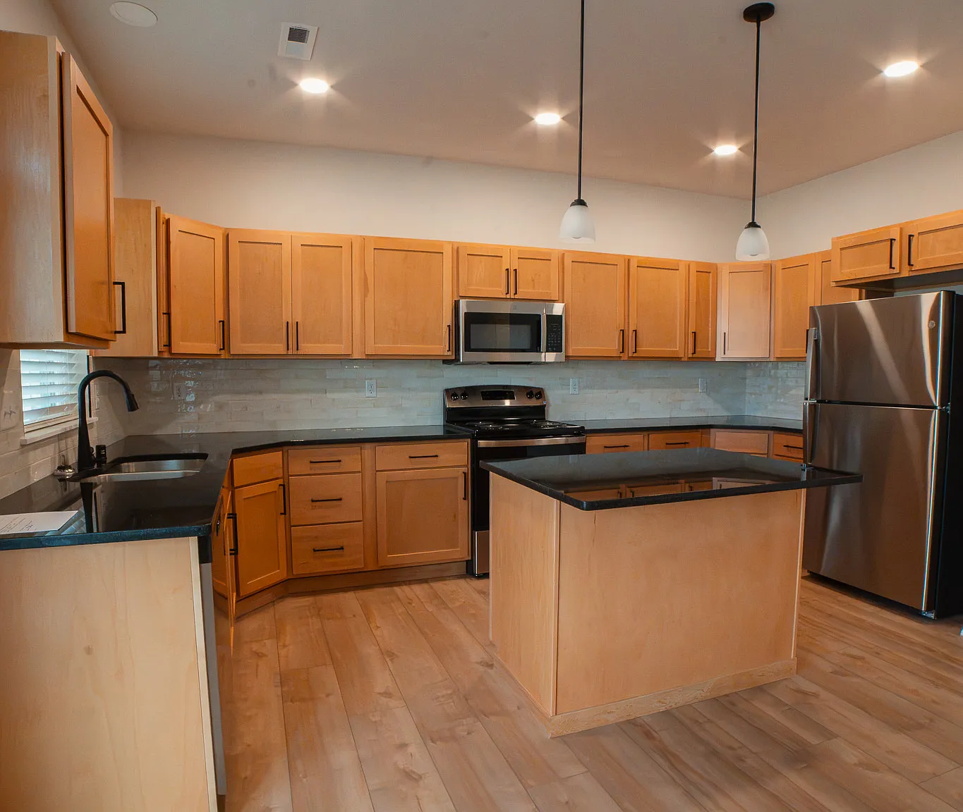 3 bed, 2.5 bath, 1634 sqft, $2,595 — Photo 3