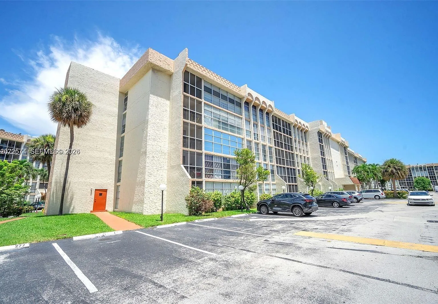 Desoto Park Condo — Photo 1