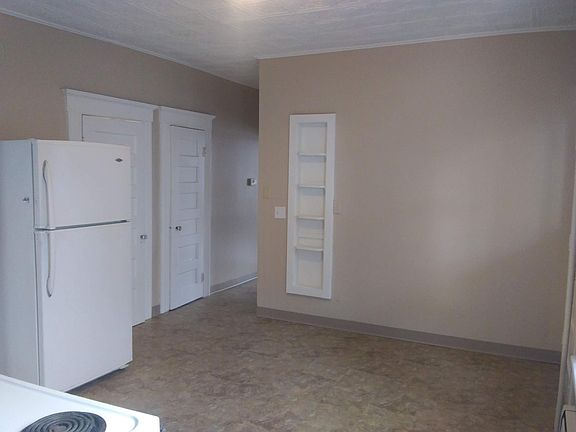 Large Eat in Kitchen with linen closet