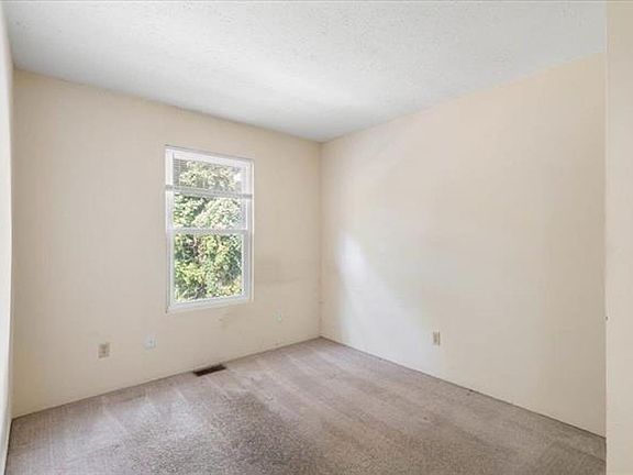 4th image of 151 Clover Valley Cir