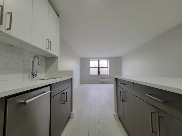 829 Greenwood Avenue image 3 of 17