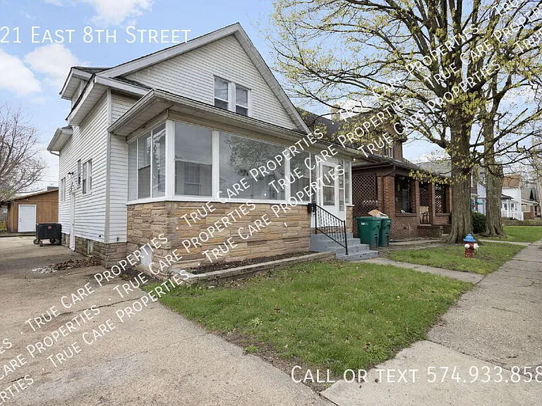 221 E 8th St — Photo 2