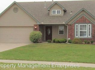 2021 SE 9th St, Moore, OK 73160