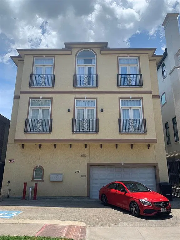 315 W Bell St — Photo 1