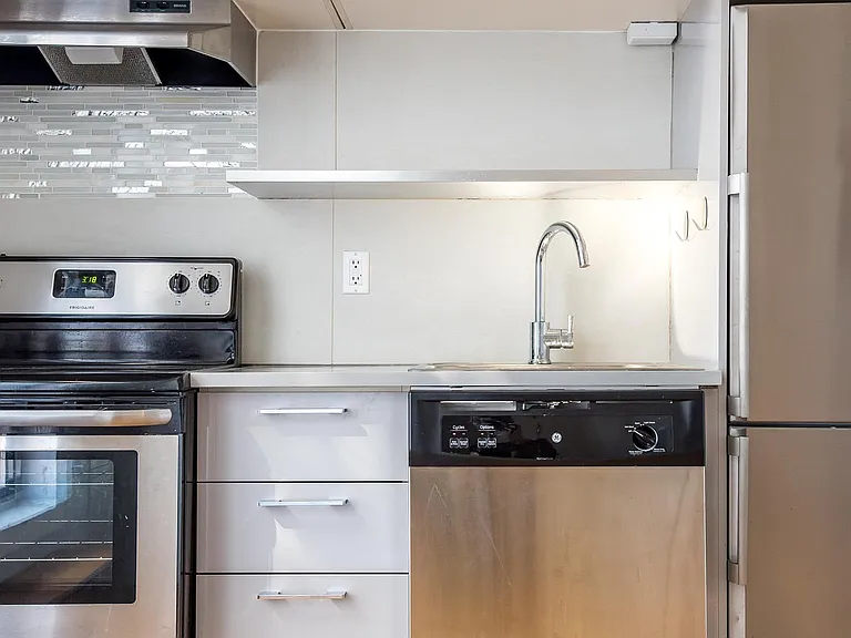 96 Dupont St #4L — Photo 20