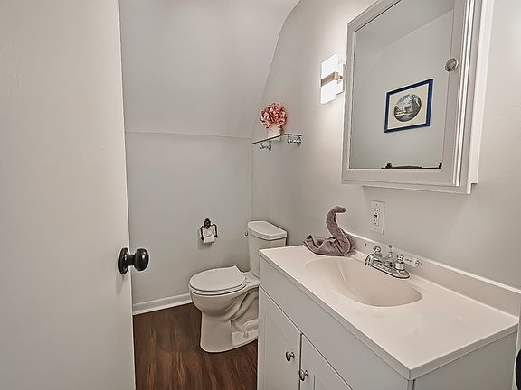2nd image of 5704 Hampton St Floor 2