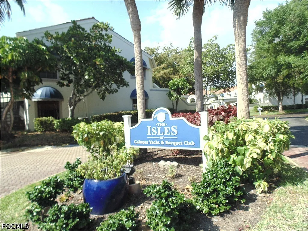 2 bed, 2.0 bath, 1271 sqft, $4,200 — Photo 2