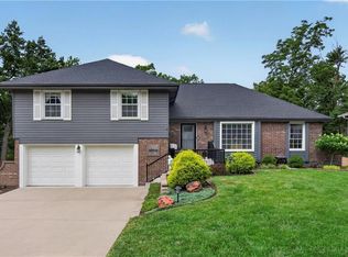 10112 Oakridge Dr, Overland Park, KS 66212