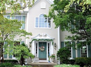 95 Chippenham Dr, Penfield, NY 14526