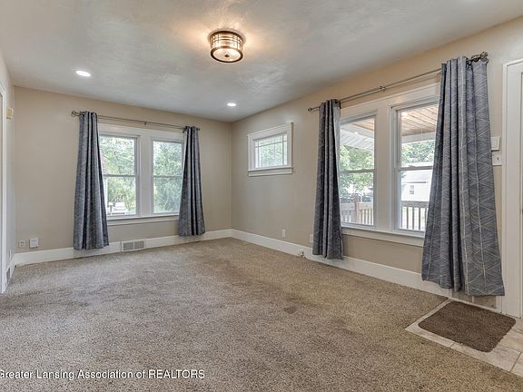 4th image of 1105 Comfort St