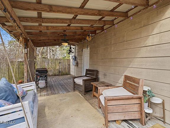 5th image of 305 Lionel Rd