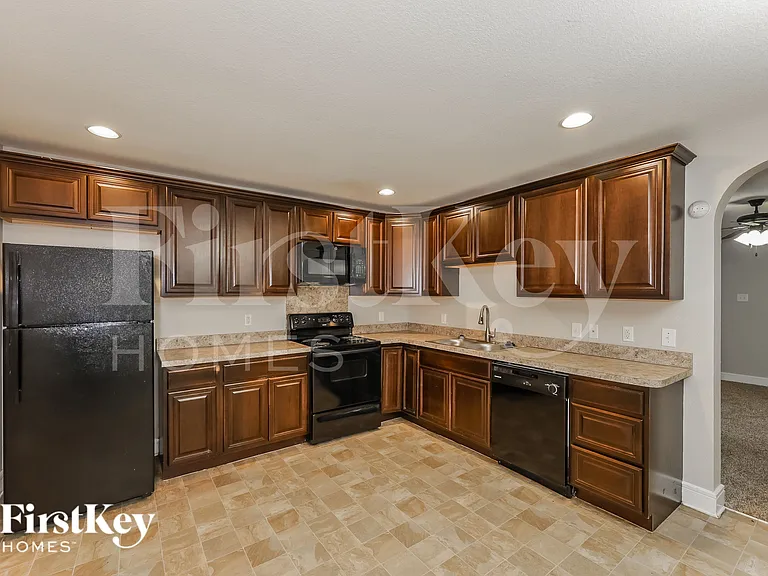 607 Lentisco Dr — Photo 5