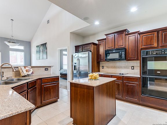 4th image of 803 Willow Knoll Cv