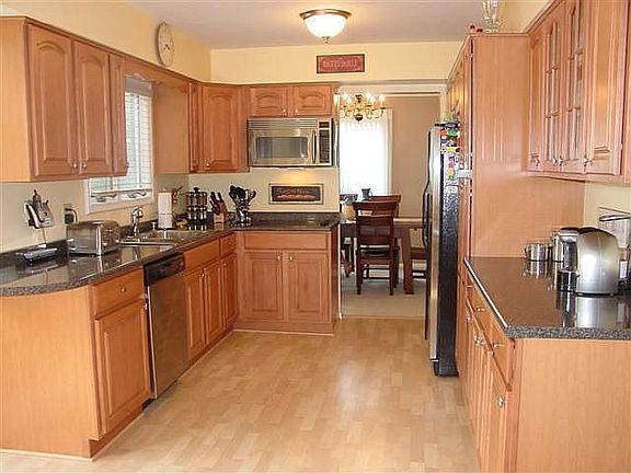 Gourmet kitchen w/maple cabinets