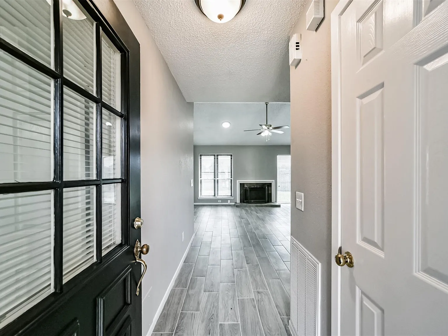 3 bed, 2.0 bath, 1295 sqft, $2,100 — Photo 2