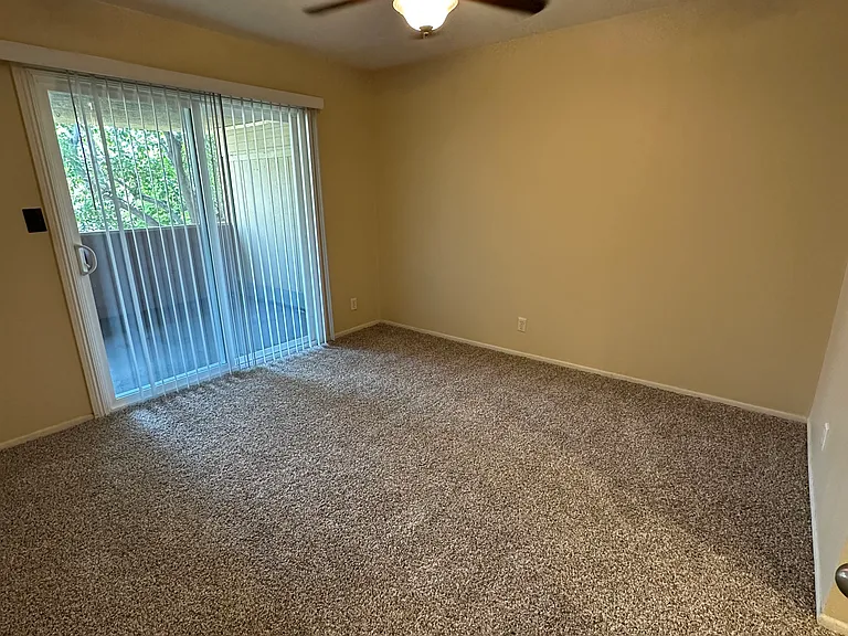 Amberwood Garden Apartments — Photo 36