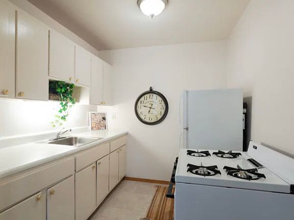 2nd image of 3140 W Howard Ave #1