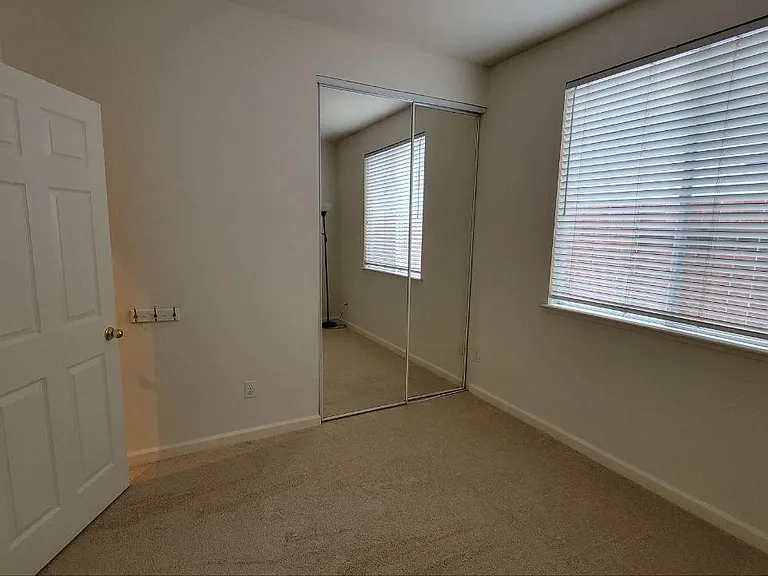Middle room (2nd room).
