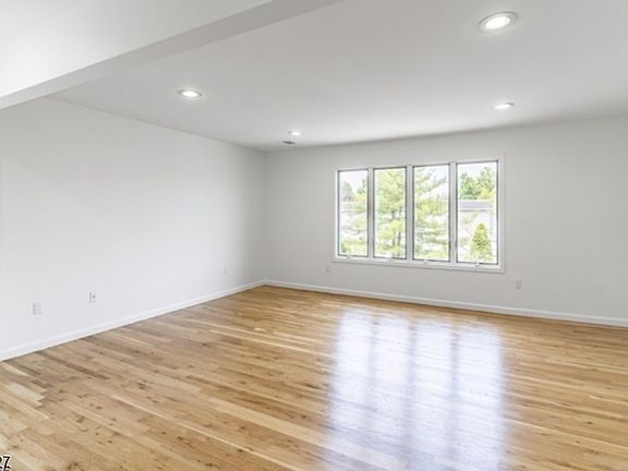 3rd image of 2 Willow Wood Ct